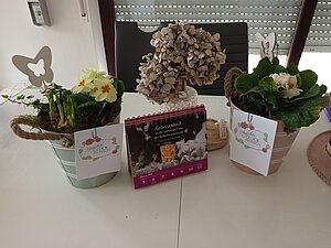 Zwei Blumensträuße und ein Kalender